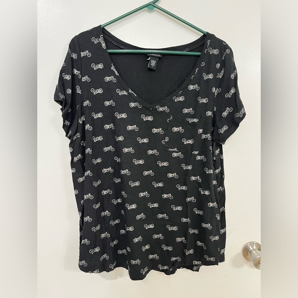 torrid Black Short Sleeve V-Neck Tee with Motorcycle Print, size 1